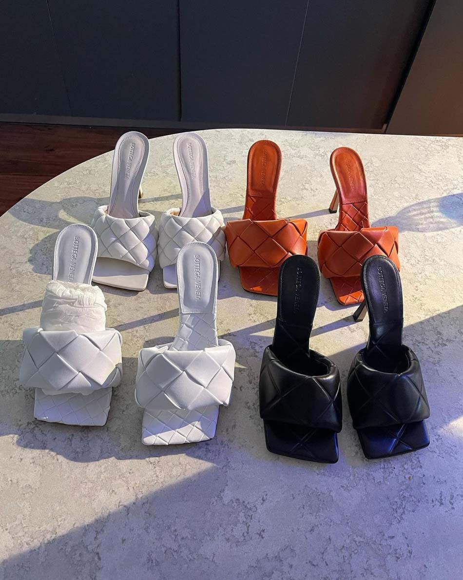 Lệ Quyên không tiếc tiền để sưu tầm cho đủ 4 đôi giàu cùng một kiểu mũi vuông, quang ngang to bản và chỉ khác màu với tổng giá trị khoảng 120 triệu đồng. Ảnh: Internet