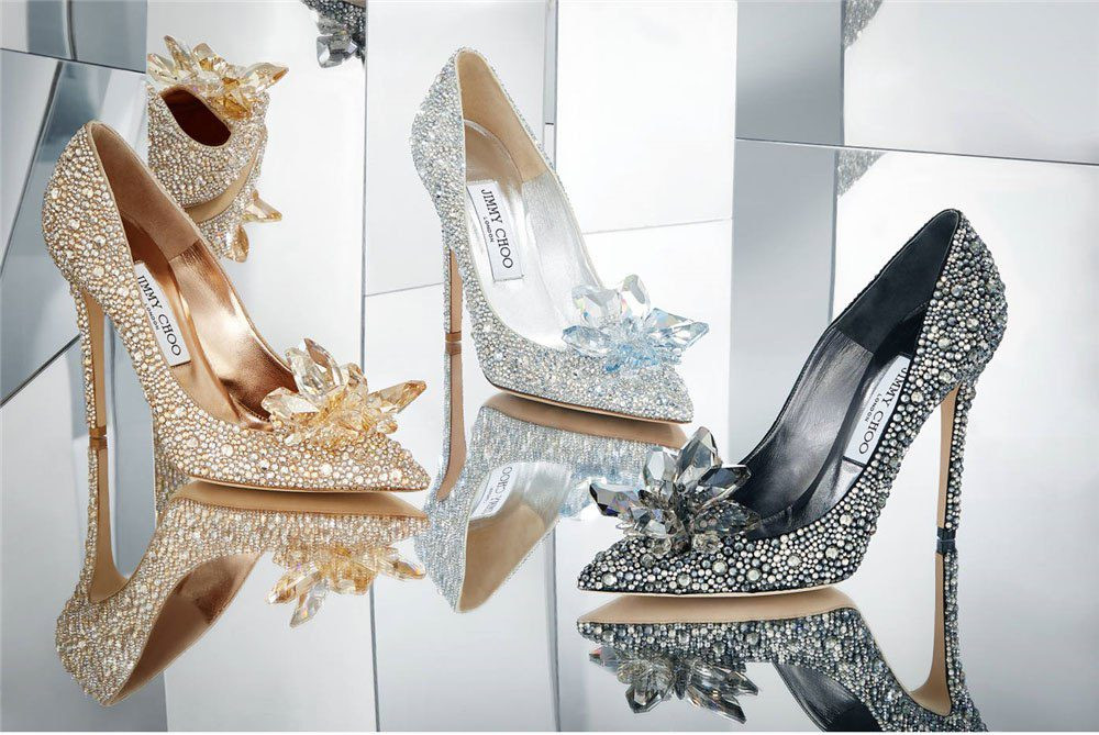 Đáng chú ý, đây đều là các sản phẩm đắt giá, đến từ các nhà mốt lớn như: Jimmy Choo, Versace....Nổi bật nhất là đôi cao gót Cinderella đến từ thương hiệu Jimmy có giá hơn 120 triệu đồng. Ảnh: Internet
