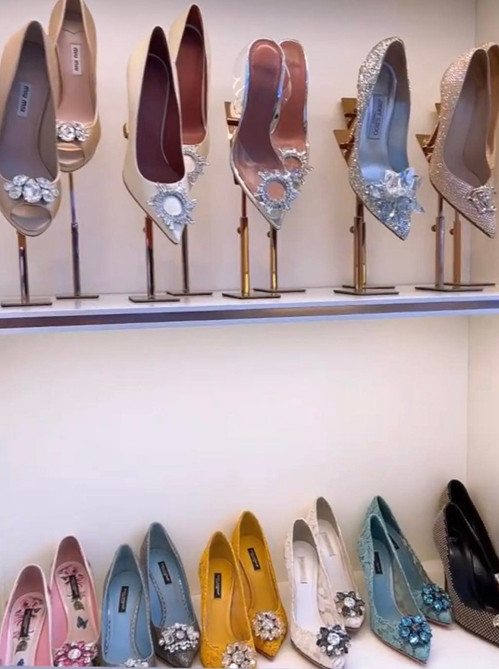 Dù chỉ là một khoảnh khắc nhỏ song khán giả không khỏi trầm trồ vì không gian để giày của Lệ Quyên không khác gì ngoài cửa hàng. Ảnh: Instagram