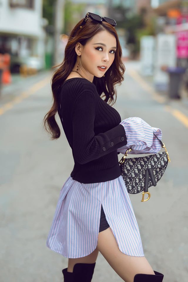 Chưa hết, Sam còn là một trong những người đẹp Việt có sự đầu tư chỉn chu về trang phục khi đi dự show. Cô nàng sở hữu bộ sưu tập túi xách, giày dép "khổng lồ" đến từ nhiều thương hiệu như Gucci, Chanel, Dior...Ảnh: Vietnamnet