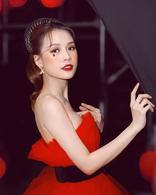 Bên cạnh nghệ thuật, Sam kinh doanh từ khi 16 tuổi. Hiện tại, cô sở hữu cửa hàng mỹ phẩm mang tên mình. Ảnh: Vietnamnet