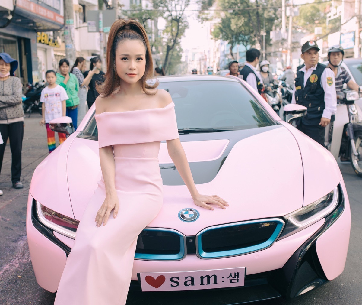Chiếc BMW i8 giá 7,5 tỷ đồng với lớp sơn màu hồng nhám xuất hiện cùng Sam trong sự kiện cô khai trương thương hiệu mỹ phẩm riêng. Ảnh: Vietnamnet