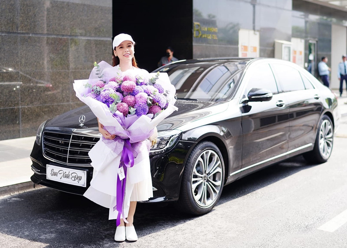 Sam cũng có nhiều xe ôtô. Tháng 7/2020, nữ diễn viên mua xe Mercedes-Benz S 450 L Luxury hơn 5 tỷ đồng, để phục vụ cho công việc. Ảnh: Vietnamnet