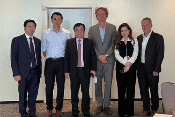 Từ trái qua: Ông Lê Minh Hoan (Bộ trưởng Bộ Nông nghiệp và PTNT), Ông Trần Văn Công (Đại diện đại sứ quán Việt Nam tại Anh Quốc), Ông Tấn Nguyễn ( Chủ tịch Tập đòan MCE), Ông. Martijn Jansen (Giám Đốc Điều Hành Tập đoàn MCE), Bà. Nguyễn Ngọc Huyền (Chủ tịch Tập đoàn Mia Group) và Ông. Marco Leon Trimborn Hans van Dụine (Giám đốc kiểm toán tuân thủ của Tập đoàn MCE).