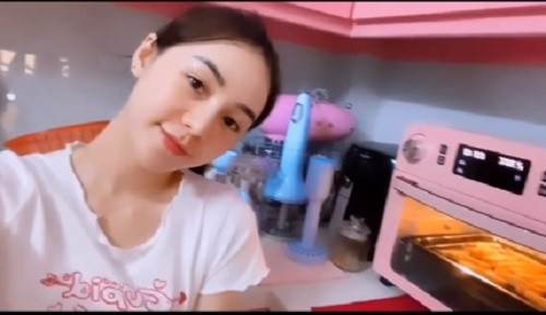 Một số khán giả khen căn bếp của cô nàng giống như thuộc về một nàng công chúa yêu màu hồng. Ảnh chụp màn hình