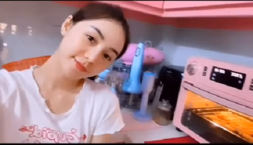 Một số khán giả khen căn bếp của cô nàng giống như thuộc về một nàng công chúa yêu màu hồng. Ảnh chụp màn hình