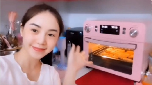 Trái lại, có người cho rằng căn bếp của nữ diễn viên nhìn qua thì đẹp nhưng tính ứng dụng chưa cao. Ảnh chụp màn hình