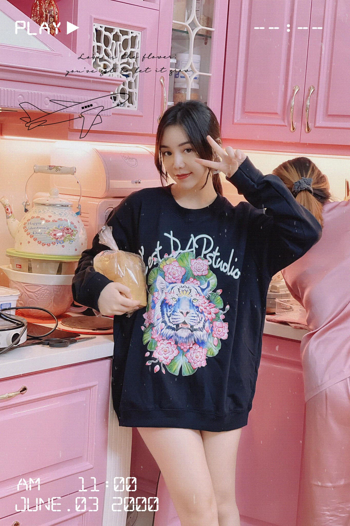 Dễ dàng nhận thấy căn bếp của Quỳnh Kool được thiết kế theo phong cách nữ tính với tông màu hồng nổi bật và những món decor điệu đà. Ảnh: FBNV