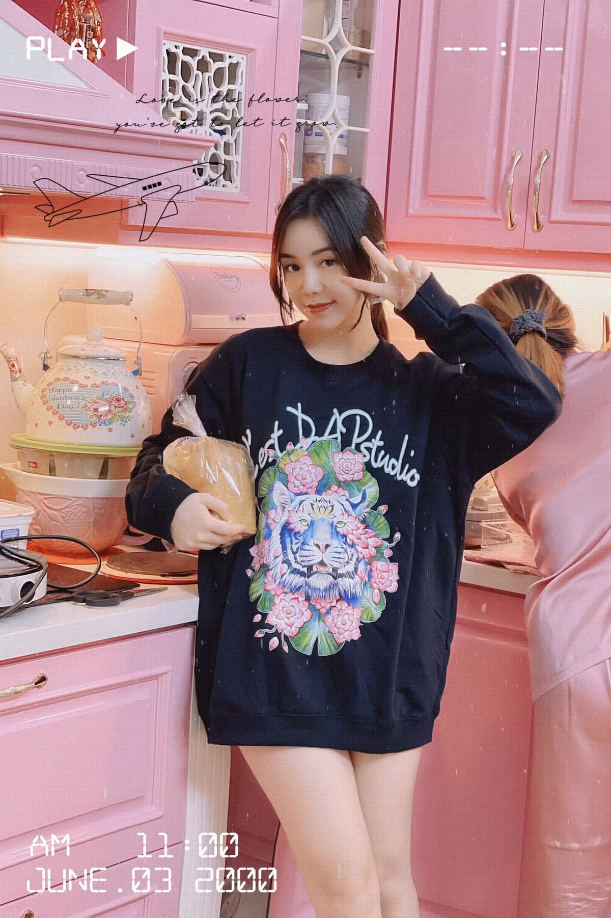 Dễ dàng nhận thấy căn bếp của Quỳnh Kool được thiết kế theo phong cách nữ tính với tông màu hồng nổi bật và những món decor điệu đà. Ảnh: FBNV