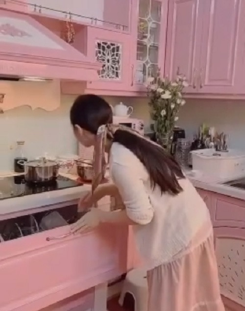 Dù đi làm cả ngày và không thường xuyên vào bếp nấu nướng, nữ diễn viên vẫn đầu tư căn bếp của mình khá chỉn chu với đầy đủ các loại đồ gia dụng hiện đại. Ảnh chụp màn hình