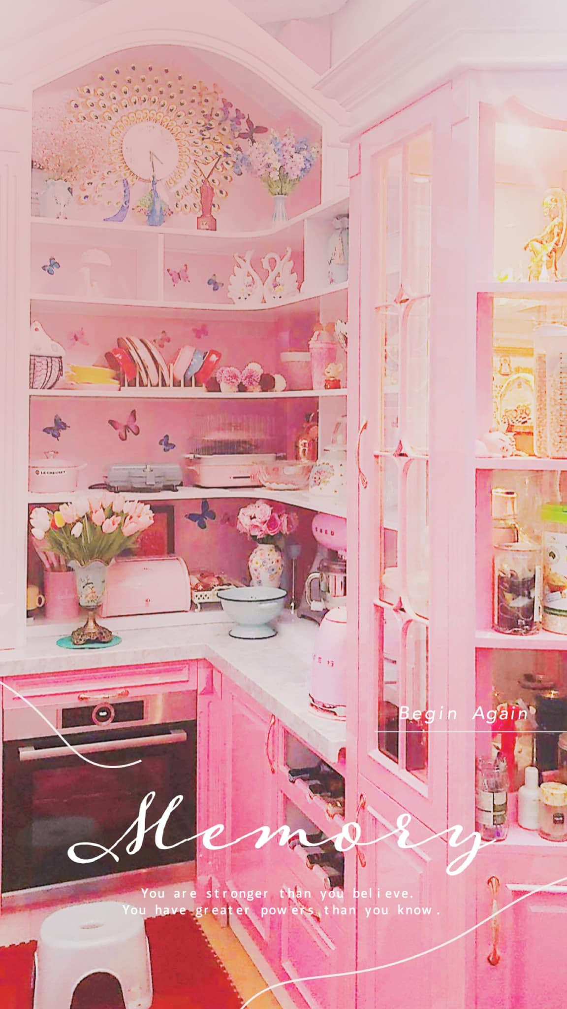 Ngoài bày đồ gia dụng, nữ diễn viên còn cắm thêm bình hoa để trang trí. Ảnh: FBNV