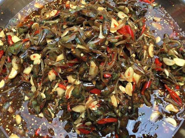 Cà xỉu có vẻ ngoài kém hấp dẫn khiến nhiều du khách lần đầu nhìn thấy không khỏi e sợ. Tuy nhiên, đây lại là món ăn được ví như "thần dược", trở thành món khoái khẩu của "cánh mày râu". Ảnh: Vietnamnet