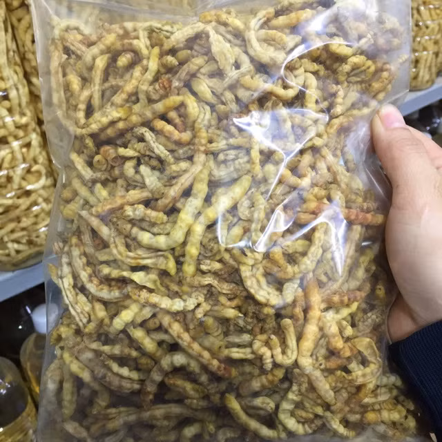 Trên thị trường, sâu chít tươi có giá khoảng 1 triệu đồng/kg. Trong khi đó, loại sâu chít đã tách ra và sấy khô giá khoảng 4-6 triệu đồng/kg (tùy kích cỡ). Ảnh: Shopee