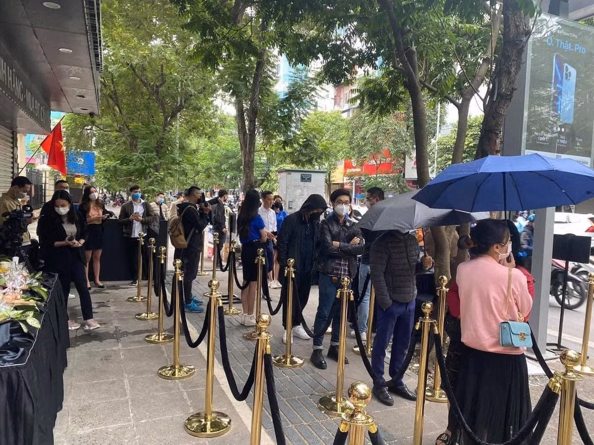 Theo dự đoán, số lượng máy iPhone 13 sẽ không thể đủ cung cấp cho thị trường trong thời gian đầu mở bán. Các mẫu iPhone 13 Pro/Pro Max 128 GB sẽ phải chờ đến tháng 11. Ảnh: Shopdunk