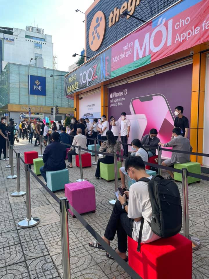 Theo đó, rất nhiều người kiên nhẫn xếp hàng để được mua iPhone 13 sớm nhất. Ảnh: Thegioididong