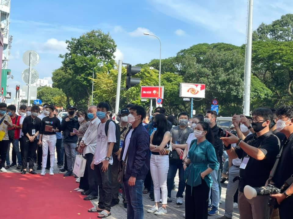 Một người xếp hàng mua iPhone 13 cho biết khá bất ngờ vì không nghĩ có nhiều người đến đây để nhận máy. Tuy nhiên, mọi người đều đã được tiêm vắc xin và tuân thủ 5K nên cũng yên tâm. Ảnh: Thegioididong
