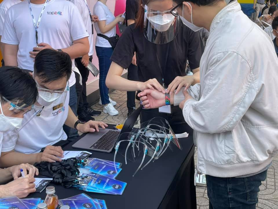 Do tình hình dịch bệnh và số lượng hàng khan hiếm nên các cửa hàng chỉ trả sản phẩm cho khách đã đặt từ trước. Ảnh: Thegioididong