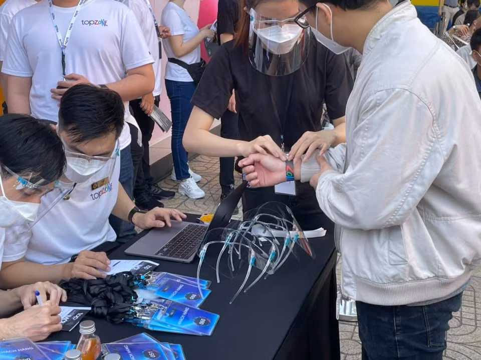 Do tình hình dịch bệnh và số lượng hàng khan hiếm nên các cửa hàng chỉ trả sản phẩm cho khách đã đặt từ trước. Ảnh: Thegioididong