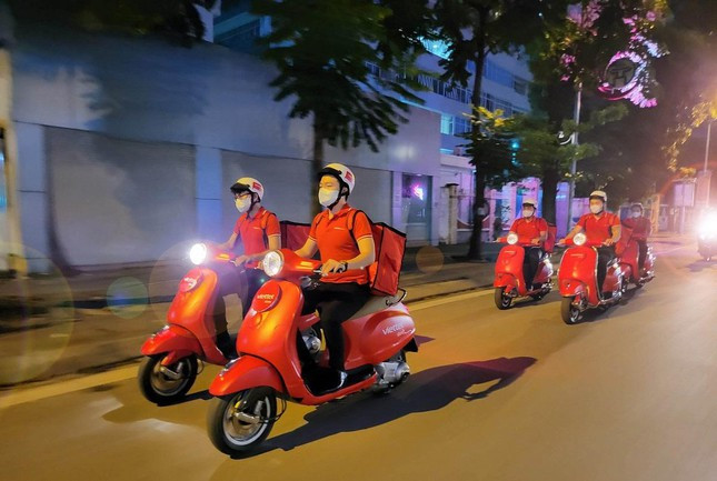 Trong khi đó, Viettel Store mở bán iPhone 13 kể từ 0h với các hoạt động giao hàng tận nhà xuyên đêm tại Hà Nội và Hải Phòng. Ảnh: Tiền phong