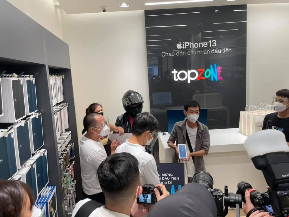 Ông Đoàn Văn Hiểu Em - CEO Tập đoàn Thế Giới Di Động cho biết, sau hơn 2 tháng chuẩn bị, 4 cửa hàng theo mô hình nhỏ gọn ARR tại TP.HCM và Hà Nội đã ra mắt. Ảnh: Thegioididong