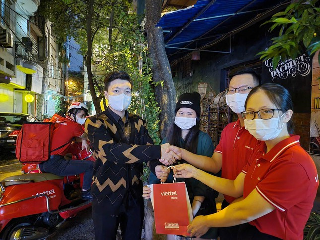 Ngoài ra, hơn 300 siêu thị Viettel Store sẽ đồng loạt mở cửa và chính thức trả hàng từ 7h30 sáng 22/10 trên phạm vi toàn quốc. Ảnh: Tiền phong