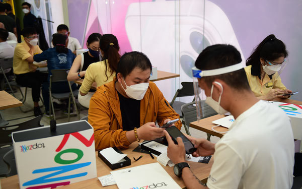 Cách này cũng giúp cho khách có thể đổi ngay máy mới nếu có lỗi xảy ra. Ảnh: Vietnamnet