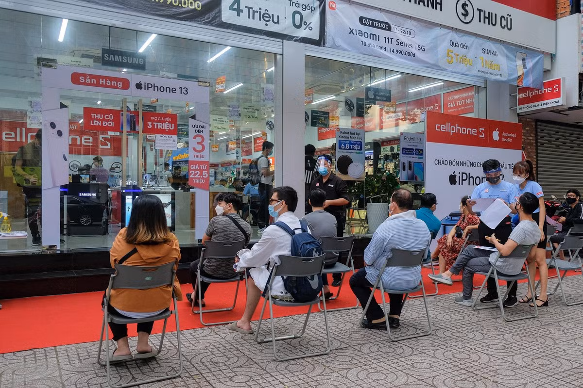 Bên cạnh việc hẹn một số khách đến cửa hàng, để bảo đảm phòng tránh dịch, đơn vị này cũng bố trí vận chuyển sản phẩm tới tận tay người mua. Ảnh: Cellphones