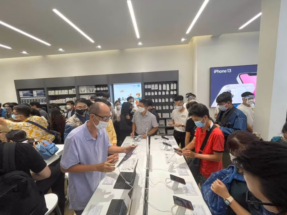Thế Giới Di Động ra mắt chuỗi TopZone, đồng thời giao iPhone 13 cho khách hàng. Ảnh: Thegioididong