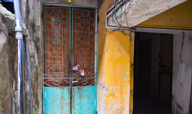 Nhiều hạng mục bên ngoài đã xuống cấp. Ảnh: Nhịp sống Việt