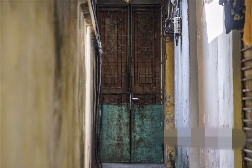 Căn hộ tập thể này có diện tích 100m2, trong đó 80m2 sổ đỏ và 20m cơi nới. Ảnh: Lao động