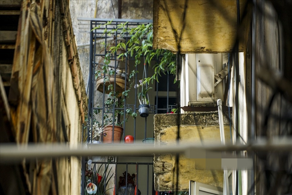 Khu tập thể cũ nằm lọt thỏm giữa các dãy nhà san sát nhau, mọi khoảng trống không gian đều được tận dụng để cơi nới. Ảnh: Lao động