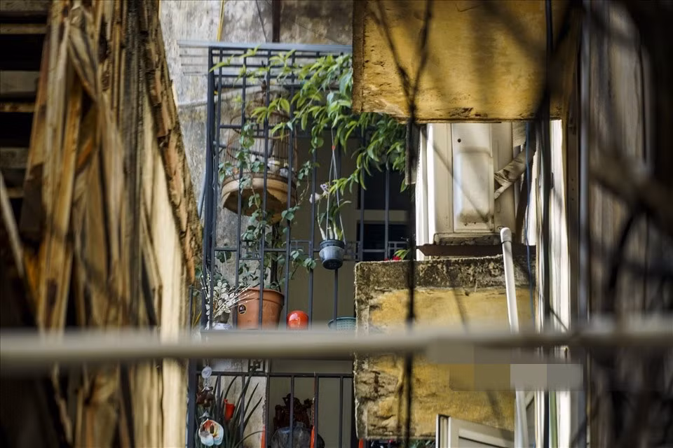 Khu tập thể cũ nằm lọt thỏm giữa các dãy nhà san sát nhau, mọi khoảng trống không gian đều được tận dụng để cơi nới. Ảnh: Lao động