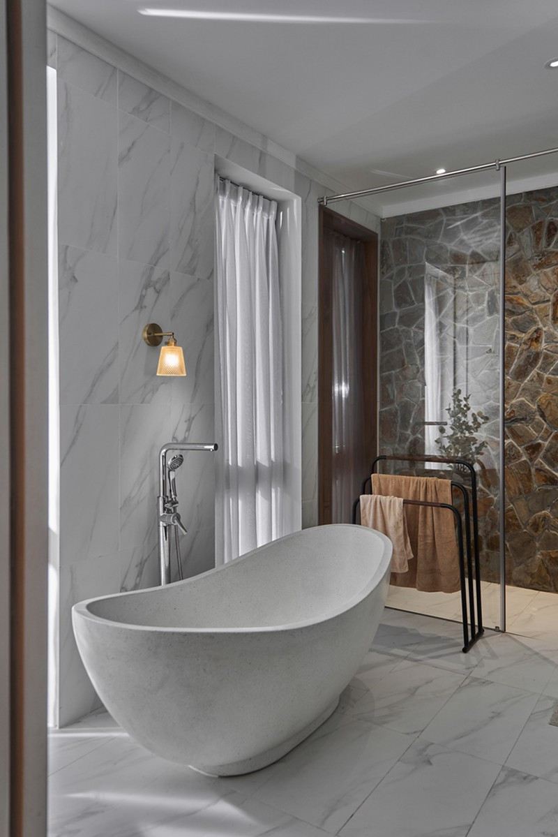 Nhà tắm được trang bị nội thất hiện đại.