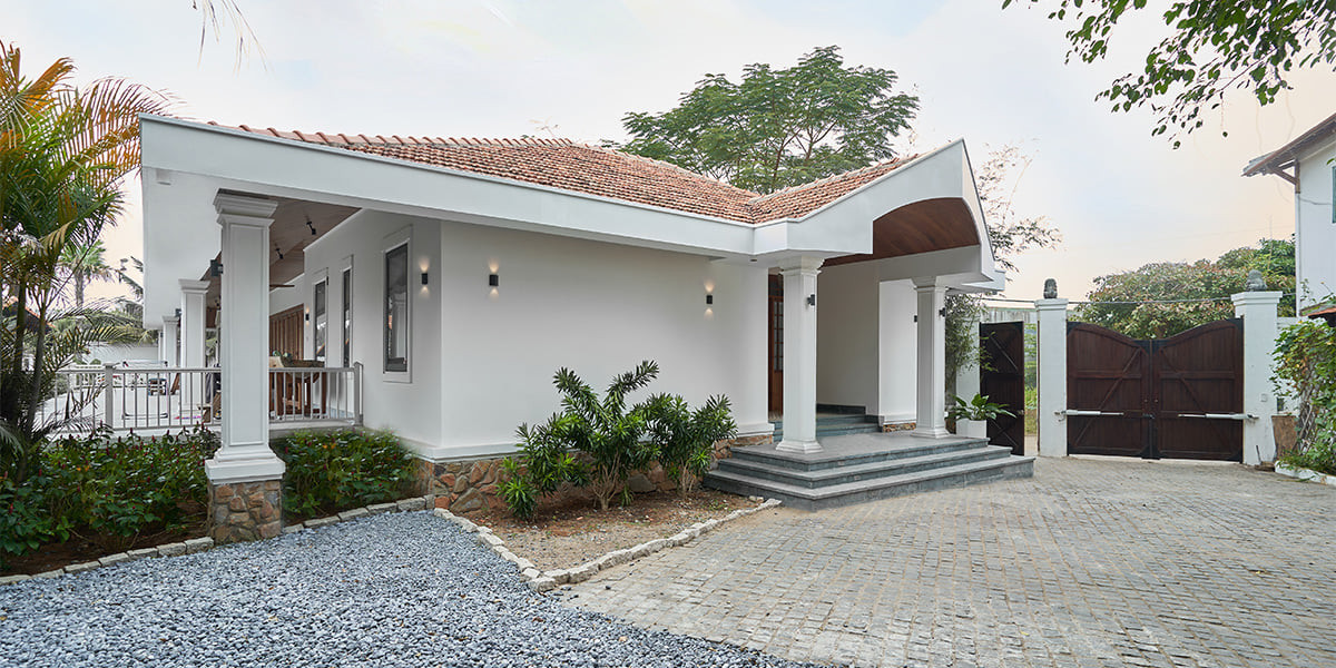 Ngôi nhà xây tầng thấp, sử dụng mái ngói dốc, bảng màu vật liệu nhã nhặn, chủ yếu có xuất xứ từ địa phương như ngói, gỗ và đá ốp lát tự nhiên…