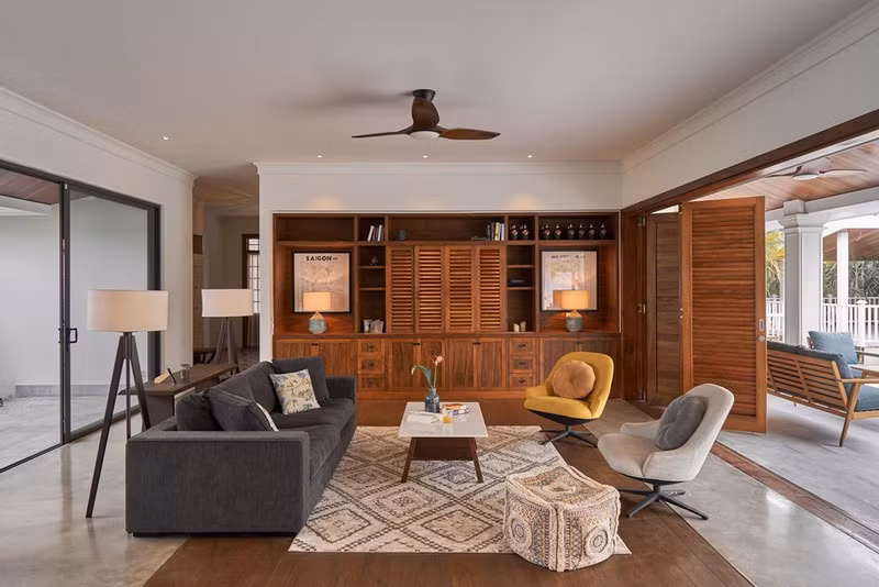 Nội thất chủ yếu sử dụng chất liệu gỗ, cách bài trí vừa hiện đại vừa truyền thống.