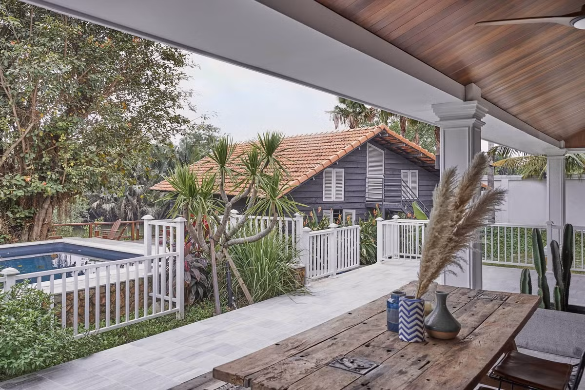 Mong muốn của gia chủ là sở hữu một biệt thự nghỉ dưỡng cao cấp, vừa có sự gần gũi kết nối với thiên nhiên, tận dụng tối đa điều kiện tự nhiên của khu đất.