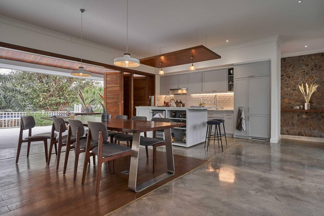 Khu bếp, bàn ăn được bố trí mở, liên kết với sân trước và sân sau, sử dụng thông gió tự nhiên.