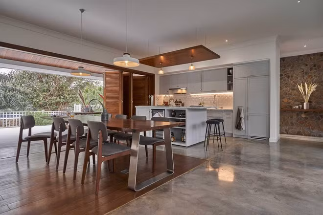 Khu bếp, bàn ăn được bố trí mở, liên kết với sân trước và sân sau, sử dụng thông gió tự nhiên.