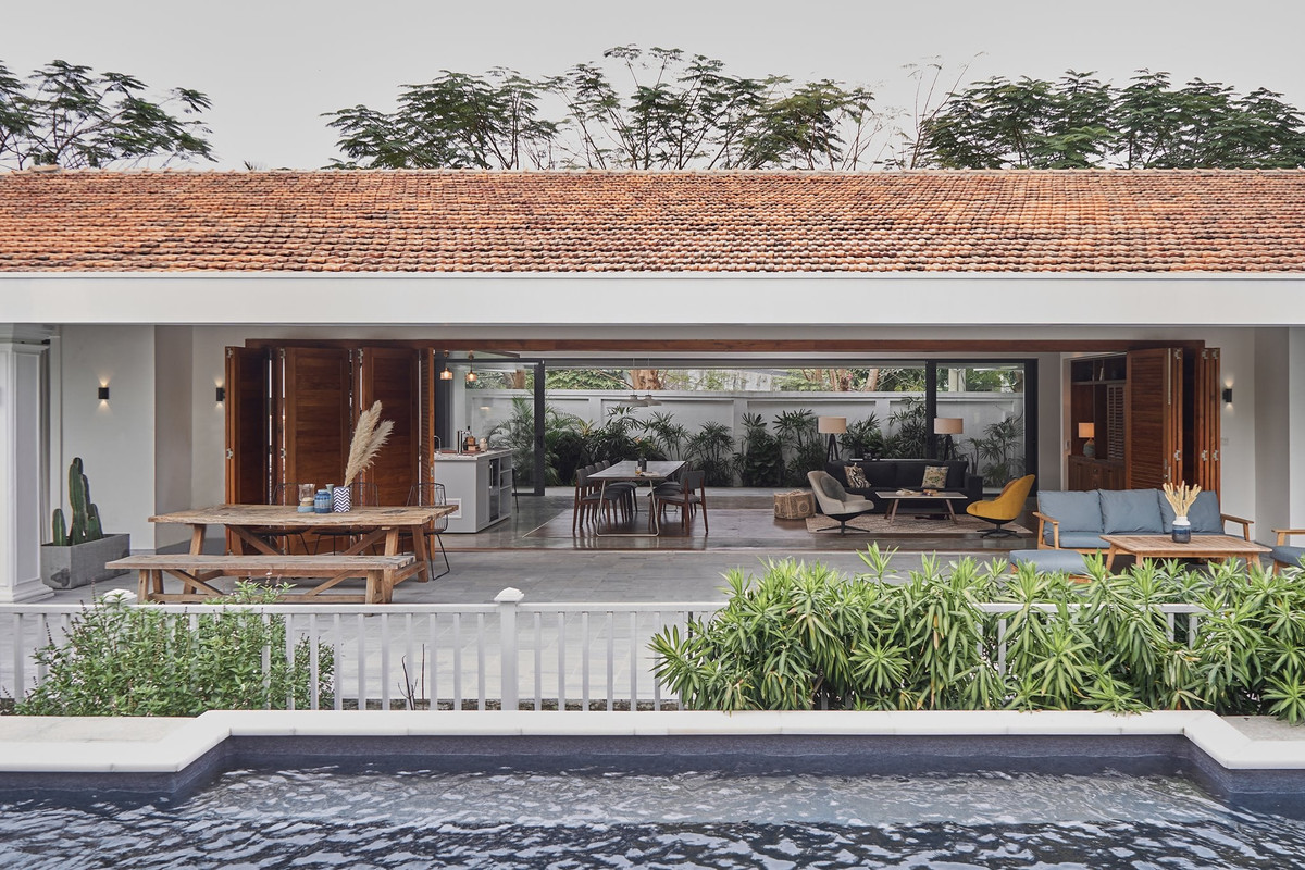 Gia chủ người Hà Lan nhưng căn biệt thự lại mang nhiều nét đặc trưng của Việt Nam như mái ngói đỏ, ốp gỗ, đá tự nhiên.