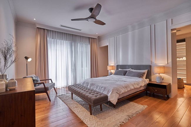 Phòng ngủ sử dụng sàn gỗ mang lại sự ấm cúng.