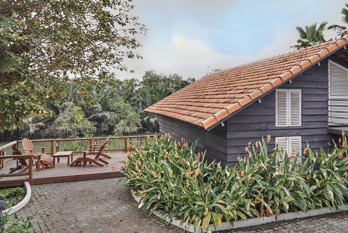 Tận dụng diện tích khu đất rộng, một mặt giáp sông, kiến trúc sư bố trí các khối nhà sao cho có nắng, có gió và tầm nhìn hướng ra dòng sông.