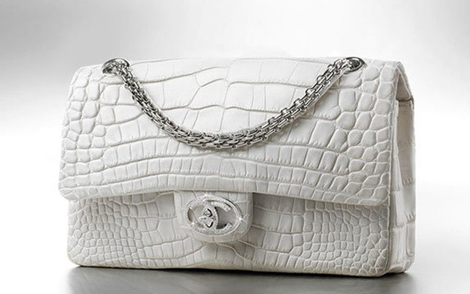 Ai cũng trầm trồ trước những sản phẩm giá cao tương đương căn biệt thự này. Thế nhưng, ít ai biết để làm ra những món đồ này là cả một câu chuyện tàn khốc. Ảnh: Getty