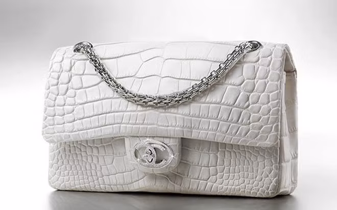 Ai cũng trầm trồ trước những sản phẩm giá cao tương đương căn biệt thự này. Thế nhưng, ít ai biết để làm ra những món đồ này là cả một câu chuyện tàn khốc. Ảnh: Getty