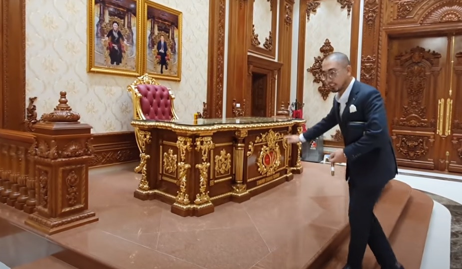 Phòng làm việc sang trọng của ông chủ cung điện Thành Thắng tạo cảm giác giống vua chúa ngày xưa.