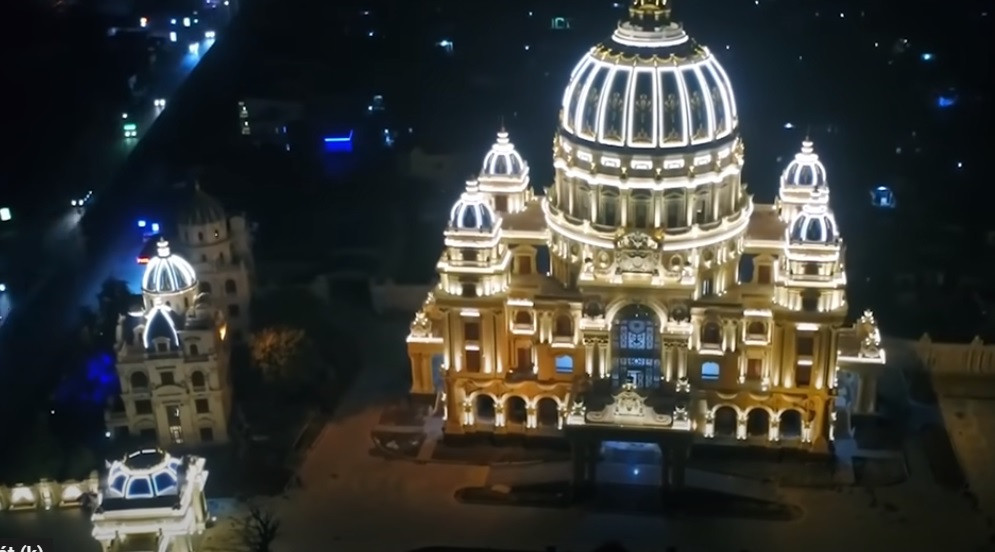 Toàn bộ khuôn viên lâu đài bao gồm 3 toà nhà, trong đó 2 toà lâu đài nhỏ dành cho 2 con trai, một cung điện lớn là nơi ở của bố mẹ cũng như không gian chung.