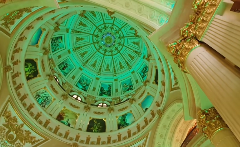 Chiều cao từ mặt sàn đến trần khoảng 45m, tương đương toà nhà 11 tầng. Toà bộ trần nhà được dát vàng 24K lộng lẫy như cung điện châu Âu.