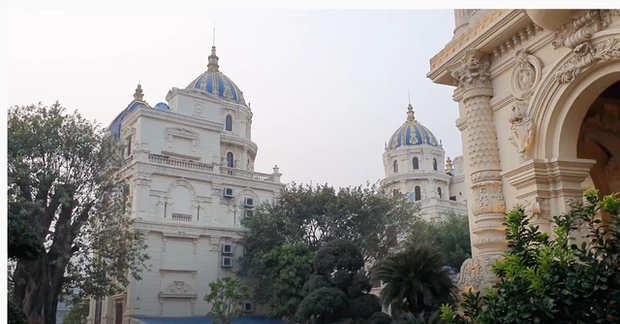 Chiều cao của tổng thể bên ngoài của công trình bằng một tòa nhà 18 tầng và tổng diện tích mặt sàn là 15.000 m2.