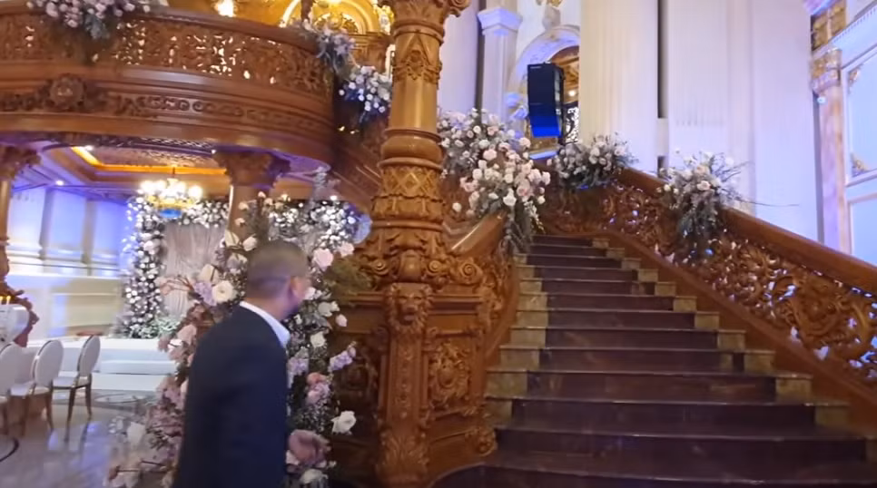 Hai bên là cầu thang bằng gỗ gõ đỏ cùng 4 cột trụ được chạm khắc đầu sư tử tỉ mỉ.