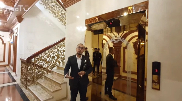 Bên ngoài cao như chung cư 18 tầng nhưng bên trong toà nhà chỉ có 5 tầng và được bố trí 5 thang máy.