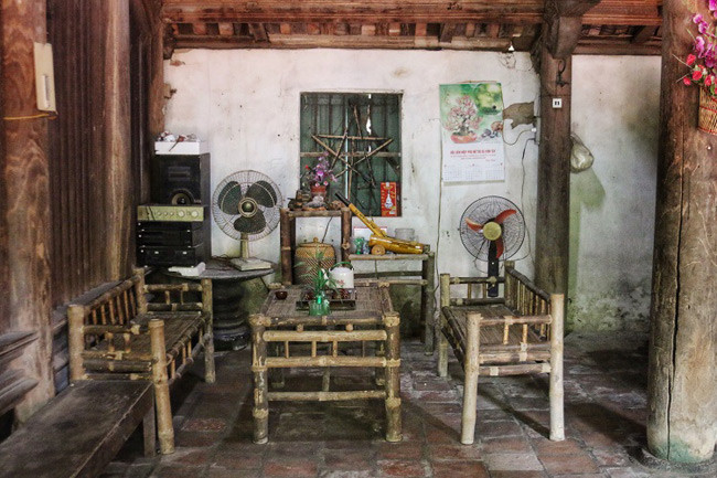 Phòng khách có bộ bàn ghế tre mộc mạc. Ảnh: Dân Việt